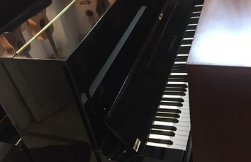 YAMAHA U1H 1422174