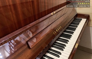 Đàn Piano cơ YAMAHA màu nâu bóng