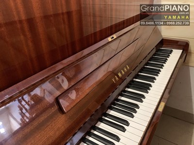 Đàn Piano cơ YAMAHA màu nâu bóng