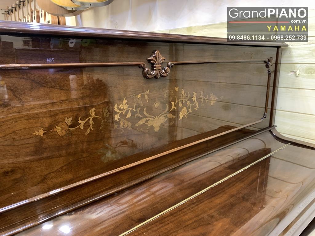 Đàn Piano cơ YOUNG_CHANG_U121 nâu bóng họa tiết hiếm
